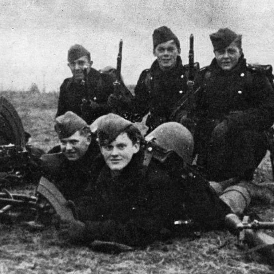 En gruppe danske soldater om morgenen den 9. april nær Bredevad i Sønderjylland.