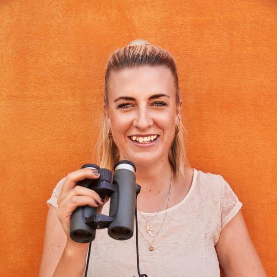 Vicky Knudsen med en kikkert i hænderne. Foto af Mattias Bardå.