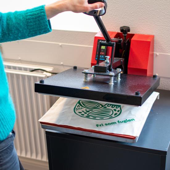 Varmemaskine der trykker på tøj