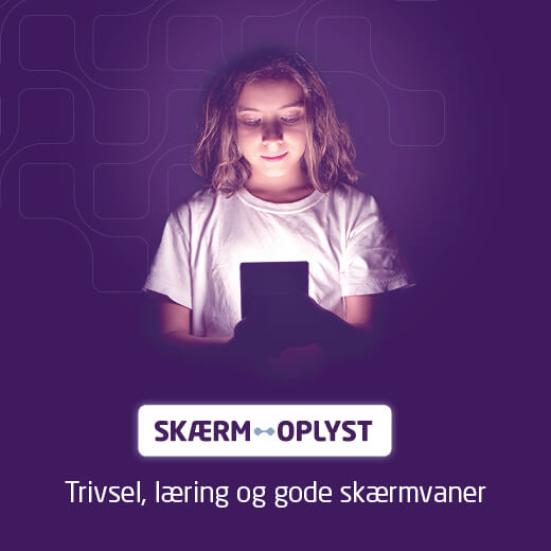 Pige kigger på telefon