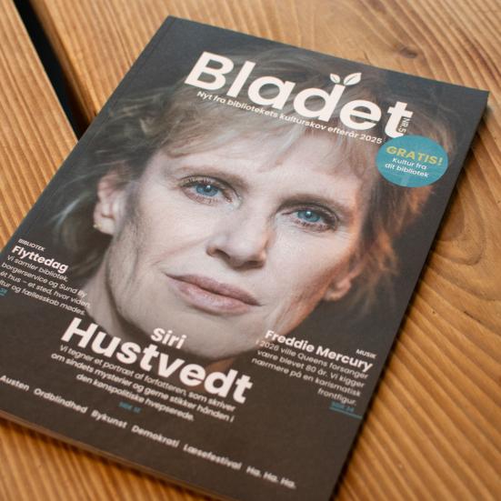 Foto af biblioteksmagasinet Bladet 2025, liggende på træbord