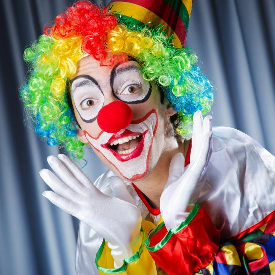 Foto af cirkusklovn med kulørt hat