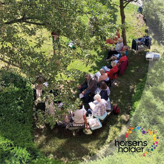 Folk der lytter under et træ