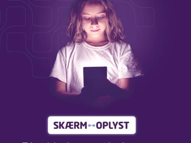 Pige kigger på telefon
