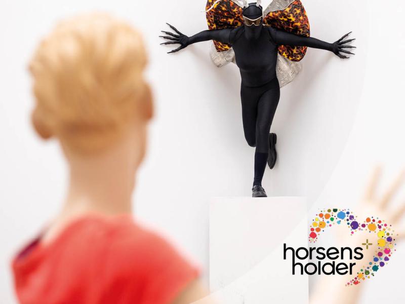 Sommerfugleperson udstillet samt Horsens Holder-logo