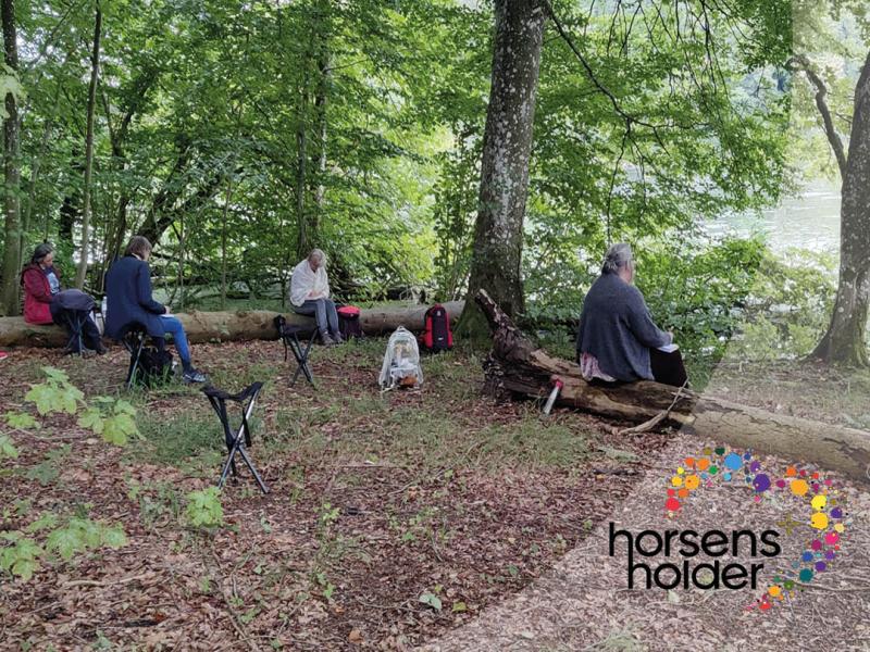 Personer, der skriver i en skov 