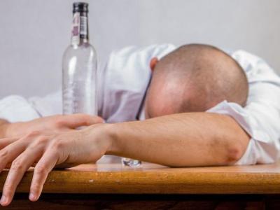 Mand der sover med vodkaflaske og barn