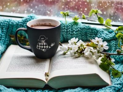 En bog og en kop kaffe