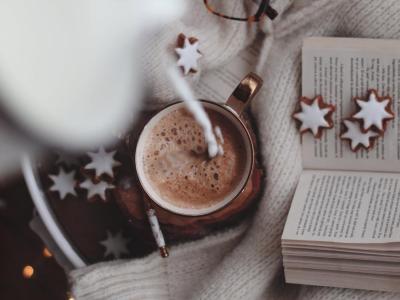 Varm kakao, tæppe og bog