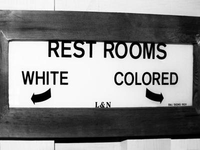 Toiletskilt der henviser til et toilet for hvide og et andet for sorte