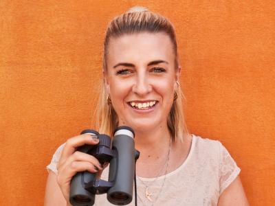 Vicky Knudsen med en kikkert i hænderne. Foto af Mattias Bardå.