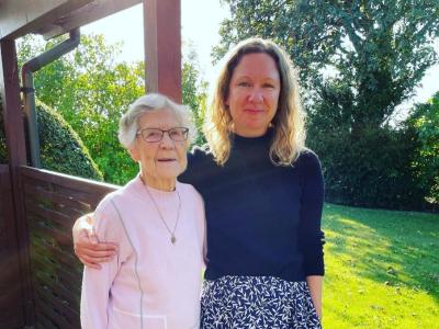 Jane Ibsen Piper og mormor