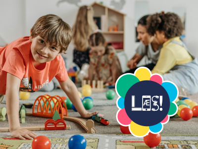 Smilende børn leger på gulvet