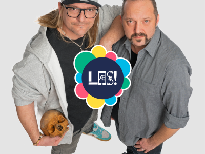 LG jensen og Mikkel Egelund står og kigger mod kameraet. LG jensen har et kranium i den ene hånd.