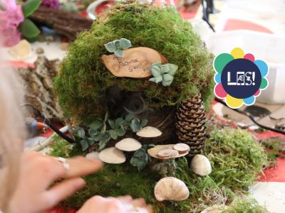 En lille alfehule lavet af mos, grankogler svampe og andet, der er fundet i skoven