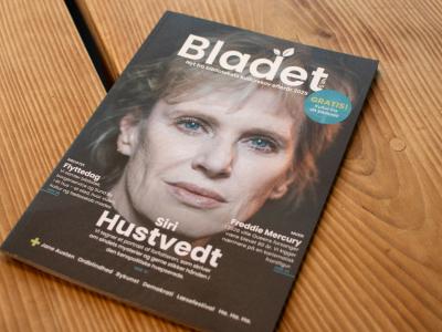 Foto af biblioteksmagasinet Bladet 2025, liggende på træbord