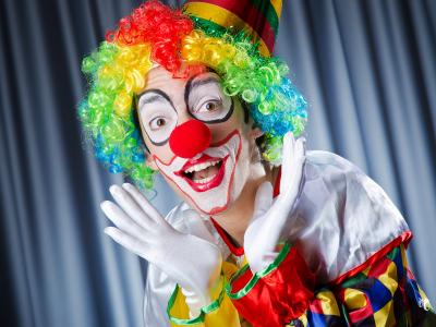Foto af cirkusklovn med kulørt hat