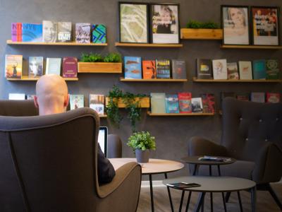 Læsende mand på et bibliotek