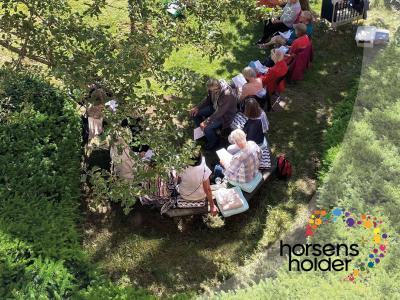 Folk der lytter under et træ