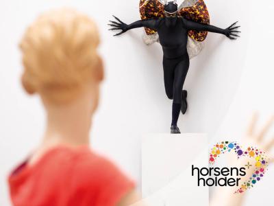 Sommerfugleperson udstillet samt Horsens Holder-logo