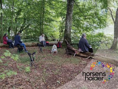 Personer, der skriver i en skov 