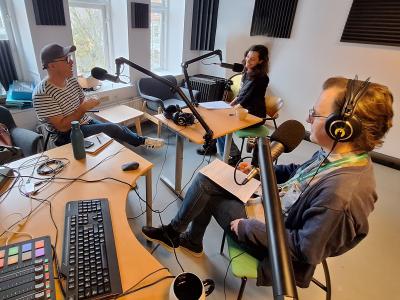 Kasper og Miriam besøger Janus i Bibliotek X 