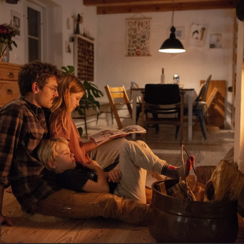 Foto af tre personer der slapper af i stue