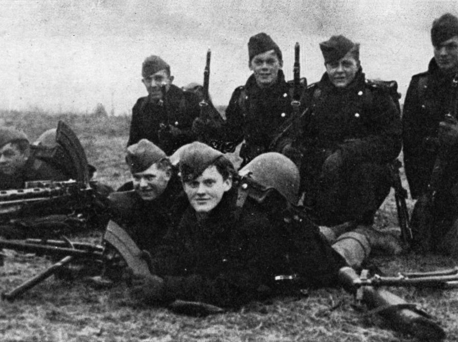 En gruppe danske soldater om morgenen den 9. april nær Bredevad i Sønderjylland.