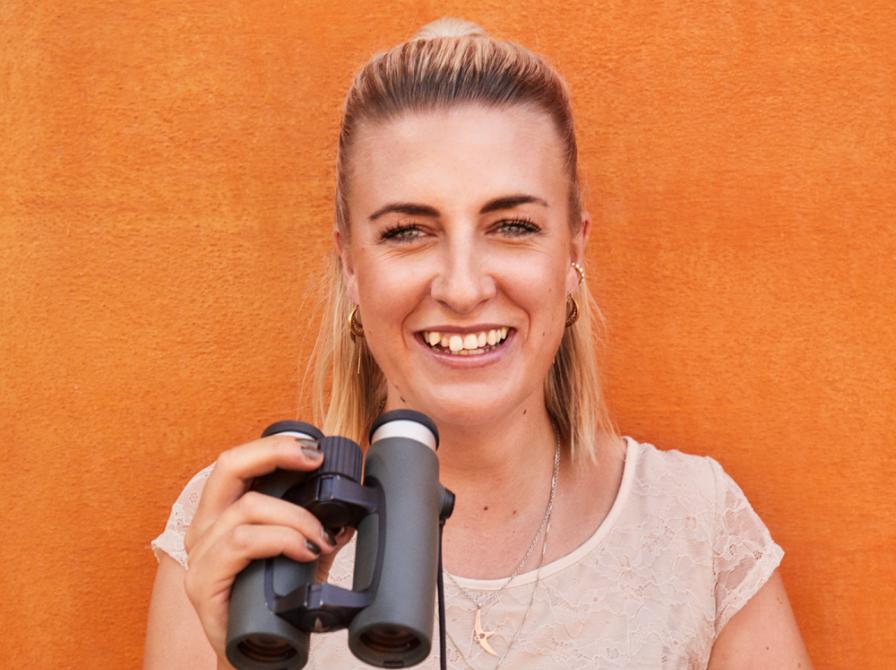 Vicky Knudsen med en kikkert i hænderne. Foto af Mattias Bardå.