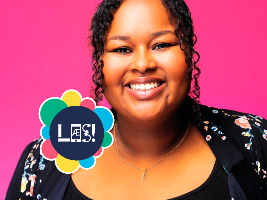 Kvinde smiler glad til kameraet