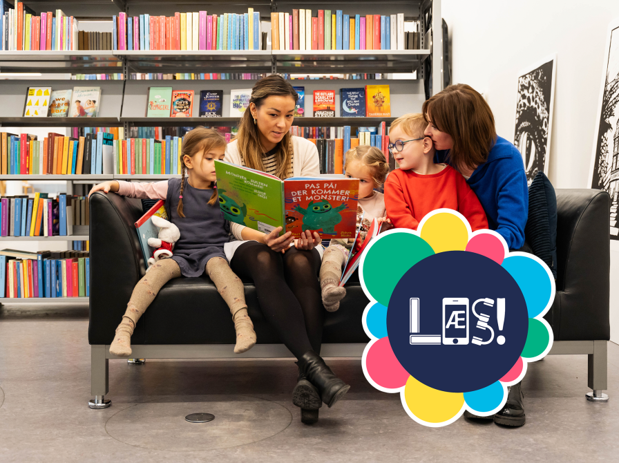 Højtlæsning af bog i en sofa. 