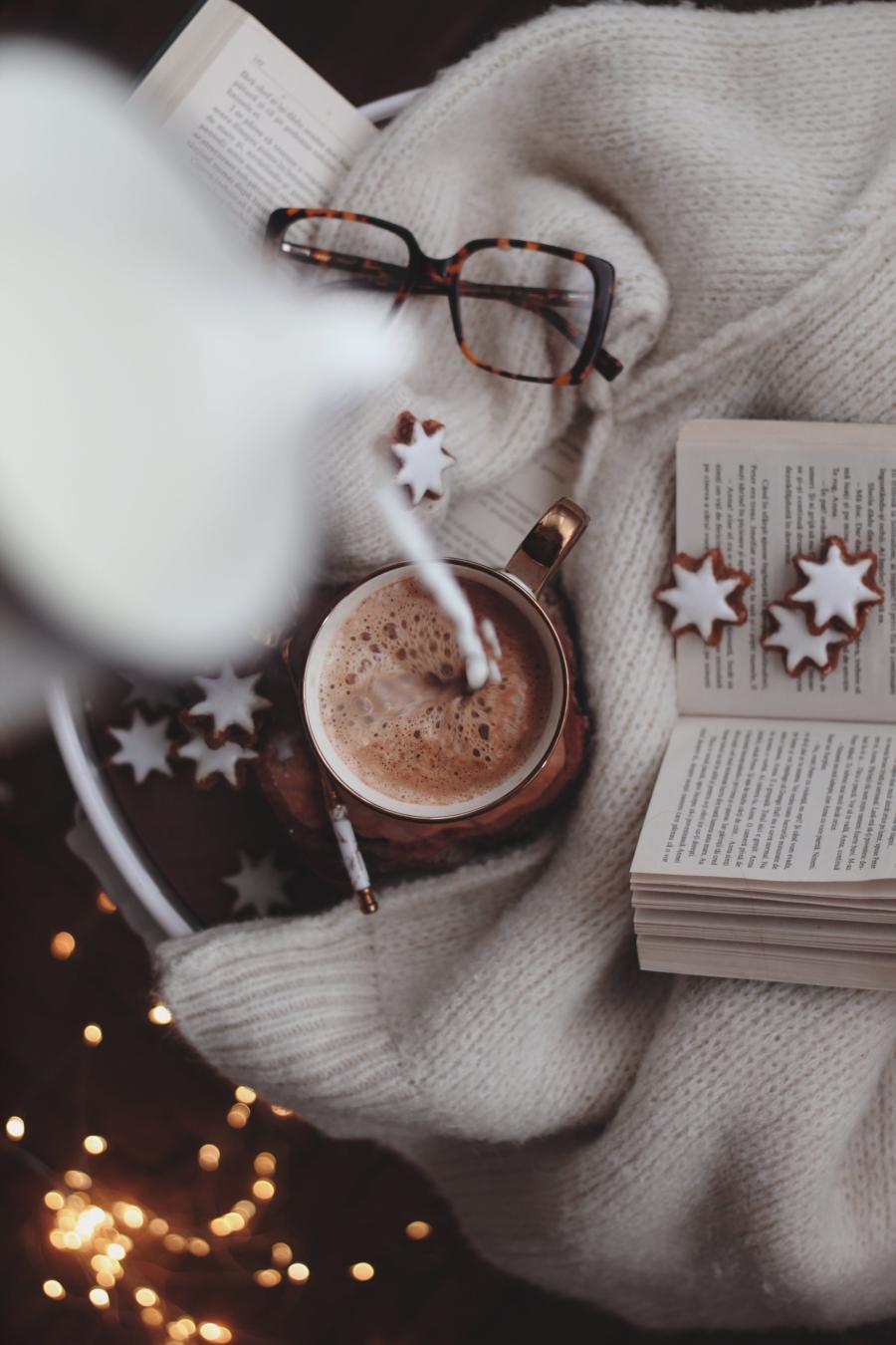 Varm kakao og bog, Foto af Ioana Motoc