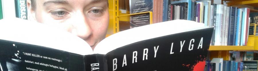 Person læser i bogen I hunt killers ad Barry Lyga